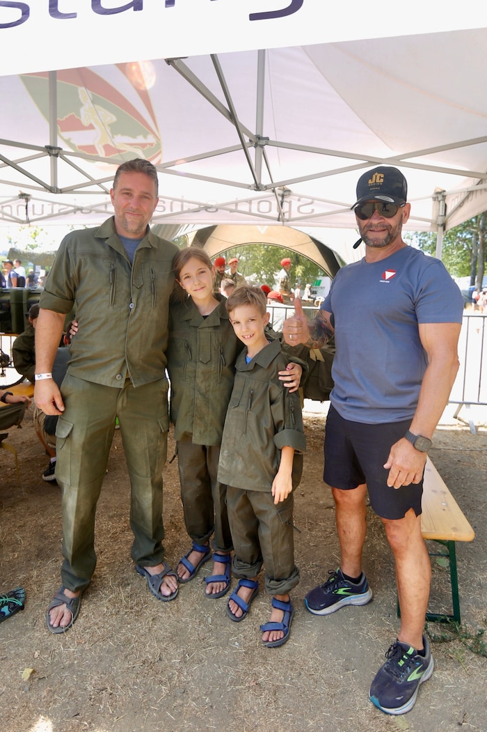 Vizeleutnant Pelikan (re.) mit Vater Forian und den Kindern Max und Emma. Spaß und Spannung ...