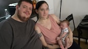 Nur kurz vereint, aber glücklich: Klein-James ist pumperlgsund und happy mit Mama und Papa ...