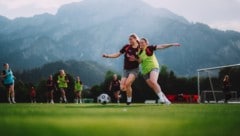 Im Training hauen Maya Lampl (li.) und Laura Spinn auch alles rein.
