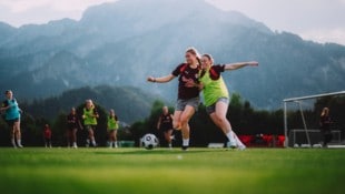 Im Training hauen Maya Lampl (li.) und Laura Spinn auch alles rein.