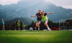Im Training hauen Maya Lampl (li.) und Laura Spinn auch alles rein.