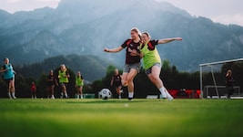 Im Training hauen Maya Lampl (li.) und Laura Spinn auch alles rein.