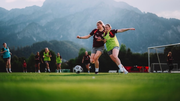Im Training hauen Maya Lampl (li.) und Laura Spinn auch alles rein.