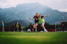 Im Training hauen Maya Lampl (li.) und Laura Spinn auch alles rein.