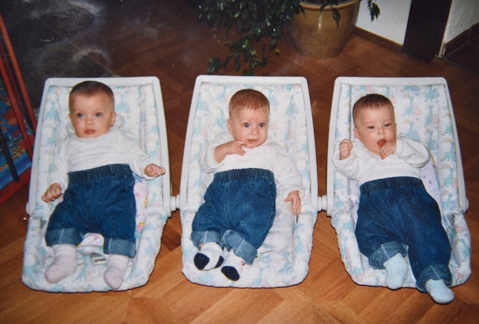 Ein Bild aus glücklichen Baby-Tagen: Thomas mit seinen beiden Schwestern