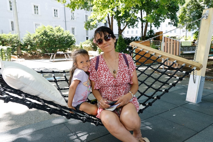 Caroline Escobar aus Kolumbien macht es sich mit Tochter Leah in einer Hängematte gemütlich.