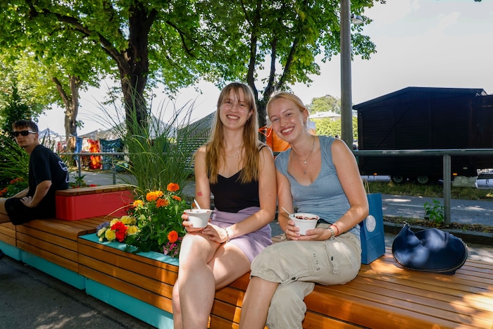 Frieda (links im Bild) besucht ihre Schwester Emmi Teich, die in Salzburg studiert.