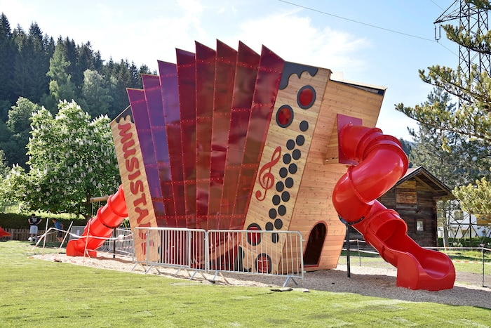 Für den Musistadl in Flachau hat Moser Spiele eine überdimensionale Harmonika gebaut – mit ...