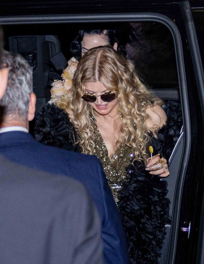 Fergie glitzerte in einem Paillettenkleid.