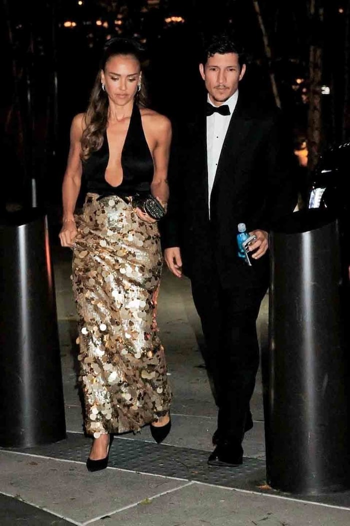 Jessica Alba kam mit reizvollem Dekolleté und Pailletten.
