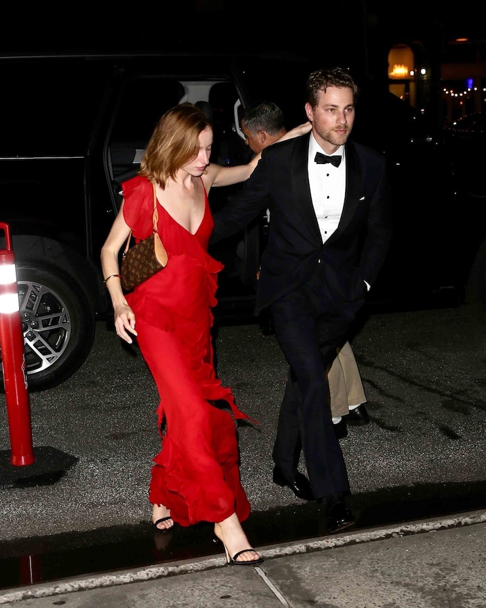 Phoebe Dynevor im roten Kleid musste sich bei der Rückkehr ins Hotel auf Cameron Fuller stützen.