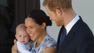 Harry und Meghan mit ihrem älteren Kind, Sohn Archie – für die Kinder wäre der Besuch in England ...