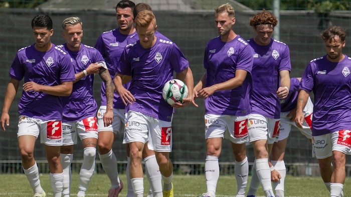 Hofer (Driter von rechts) findet sich bei Austria Salzburg schon sehr gut zurecht.
