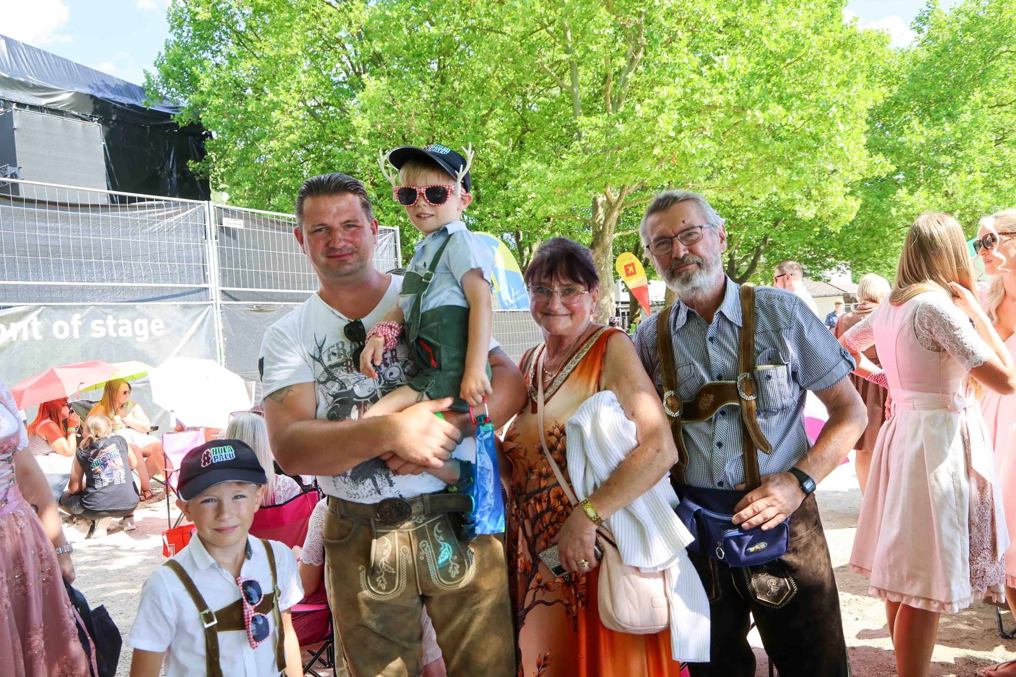 Dirndl und Lederhosen waren Pflicht – bei jungen und den älteren Fans.