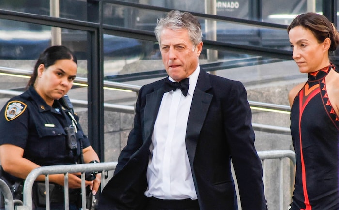 Hugh Grant und seine Ehefrau Anna Elisabet Eberstein vor der Hochzeit ...
