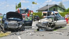 Von den Unfallfahrzeugen blieben nur zwei Blechhaufen übrig.