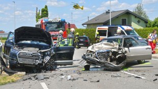 Von den Unfallfahrzeugen blieben nur zwei Blechhaufen übrig.