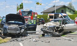Von den Unfallfahrzeugen blieben nur zwei Blechhaufen übrig.