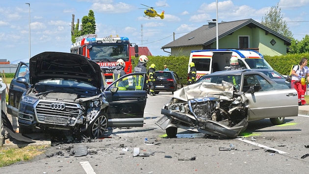 Von den Unfallfahrzeugen blieben nur zwei Blechhaufen übrig.