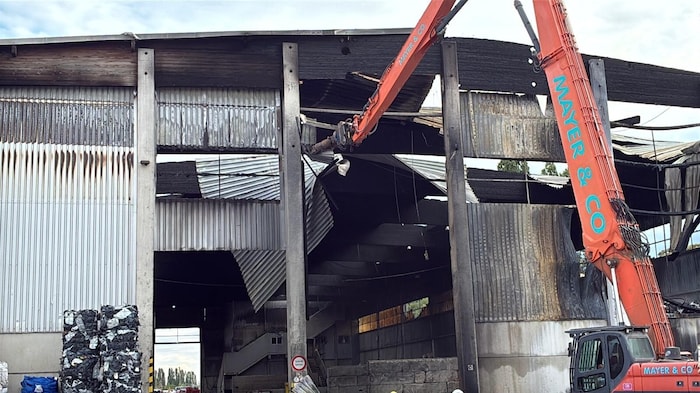 Für den Straßenverkehr ist vor allem gefährlich, dass sich Teile der Halle lösen und durch den ...