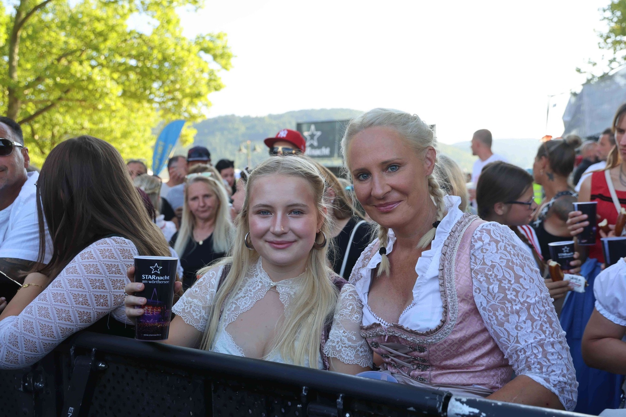 Die Fans warfen sich wieder in Trachten-Schale.