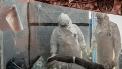 Ärzte kümmern sich im Kongo um einen Ebola-Patienten.