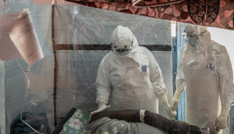 Ärzte kümmern sich im Kongo um einen Ebola-Patienten.
