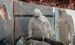 Ärzte kümmern sich im Kongo um einen Ebola-Patienten.