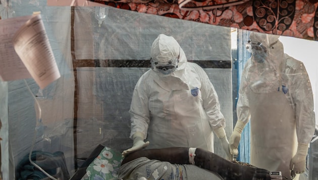 Ärzte kümmern sich im Kongo um einen Ebola-Patienten.