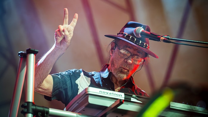 Der zweitälteste Musiker des Festivals – Keyboard-Legende Manfred Mann sorgte mit seiner Earth ...