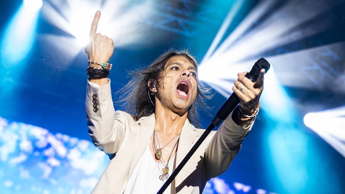 Der neue Foreigner-Sänger Luis Maldonado hat durchaus markante Entertainmentqualitäten.