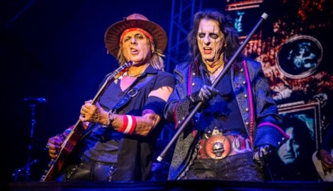Der Dompteur des Schauers und Schauderns. Alice Cooper ist mit seiner kundigen Band das ...
