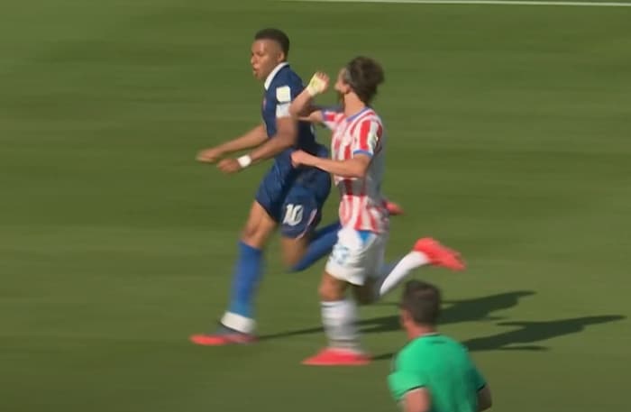 The most controversial moment of the game: the unpunished foul on Kylian Mbappé