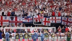 Emotionen pur: Englands Spieler singen nach den Spielen mit den Fans „Wonderwall“