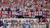 Emotionen pur: Englands Spieler singen nach den Spielen mit den Fans „Wonderwall“