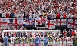 Emotionen pur: Englands Spieler singen nach den Spielen mit den Fans „Wonderwall“