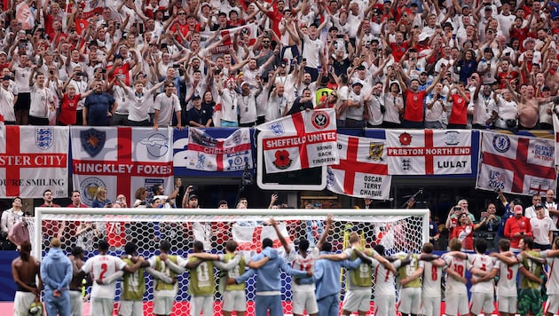 Emotionen pur: Englands Spieler singen nach den Spielen mit den Fans „Wonderwall“