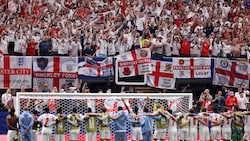 Emotionen pur: Englands Spieler singen nach den Spielen mit den Fans „Wonderwall“