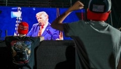 US-Präsident Donald Trump wollte unter allen Umständen seine Rede halten. Wegen eines Unwetters ...
