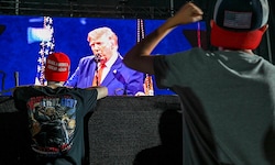 US-Präsident Donald Trump wollte unter allen Umständen seine Rede halten. Wegen eines Unwetters ...