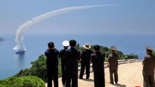 Aus sicherer Entfernung beaufsichtigte Kim die Waffentests.