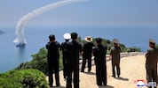 Aus sicherer Entfernung beaufsichtigte Kim die Waffentests.