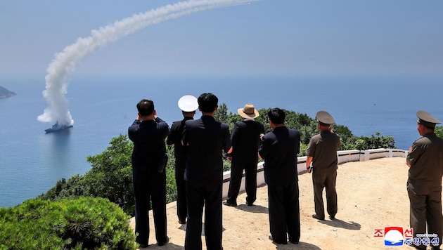 Aus sicherer Entfernung beaufsichtigte Kim die Waffentests.