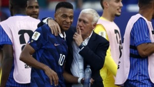 Didier Deschamps (r.) musste Kylian Mbappe beruhigen.
