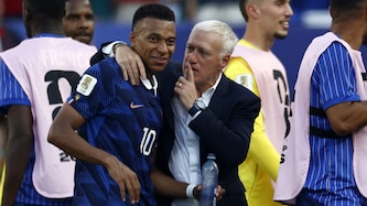 Didier Deschamps (r.) musste Kylian Mbappe beruhigen.