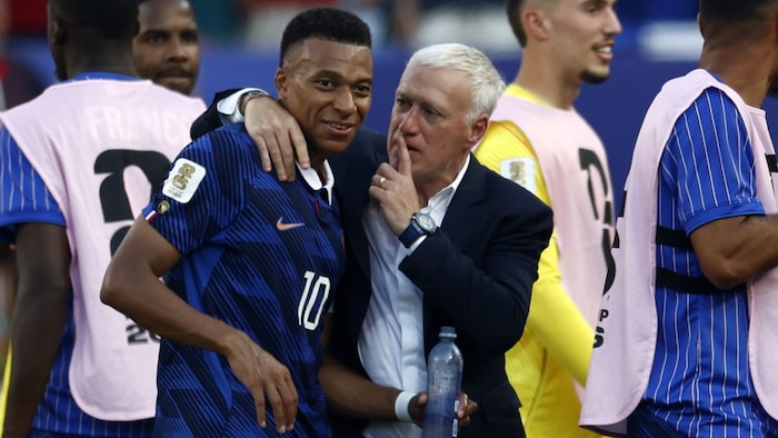 Didier Deschamps (r.) musste Kylian Mbappe beruhigen.