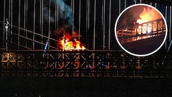 Bilder zeigen Flammen, die von der Brooklyn Bridge emporsteigen.