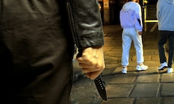Ein 26-Jähriger wollte in der Buchengasse offenbar eine Auseinandersetzung schlichten. Dabei ...