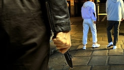 Ein 26-Jähriger wollte in der Buchengasse offenbar eine Auseinandersetzung schlichten. Dabei ...
