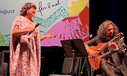 Sängerin Golnar Shahyar und Gitarrist Mahan Mirarab eröffneten das Auftaktkonzert des ...